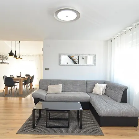 Apartment Majda 2223 *